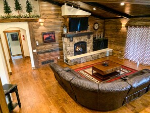 Smart TV, fireplace, DVD player, foosball - Luxury Cabin,Golf Course,Yellowstone, Stunning Mountain Views,Tubing, Rafting, (Island Park)