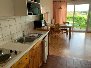 Refrigerador, microondas, parrilla de estufa y cafetera y tetera 
