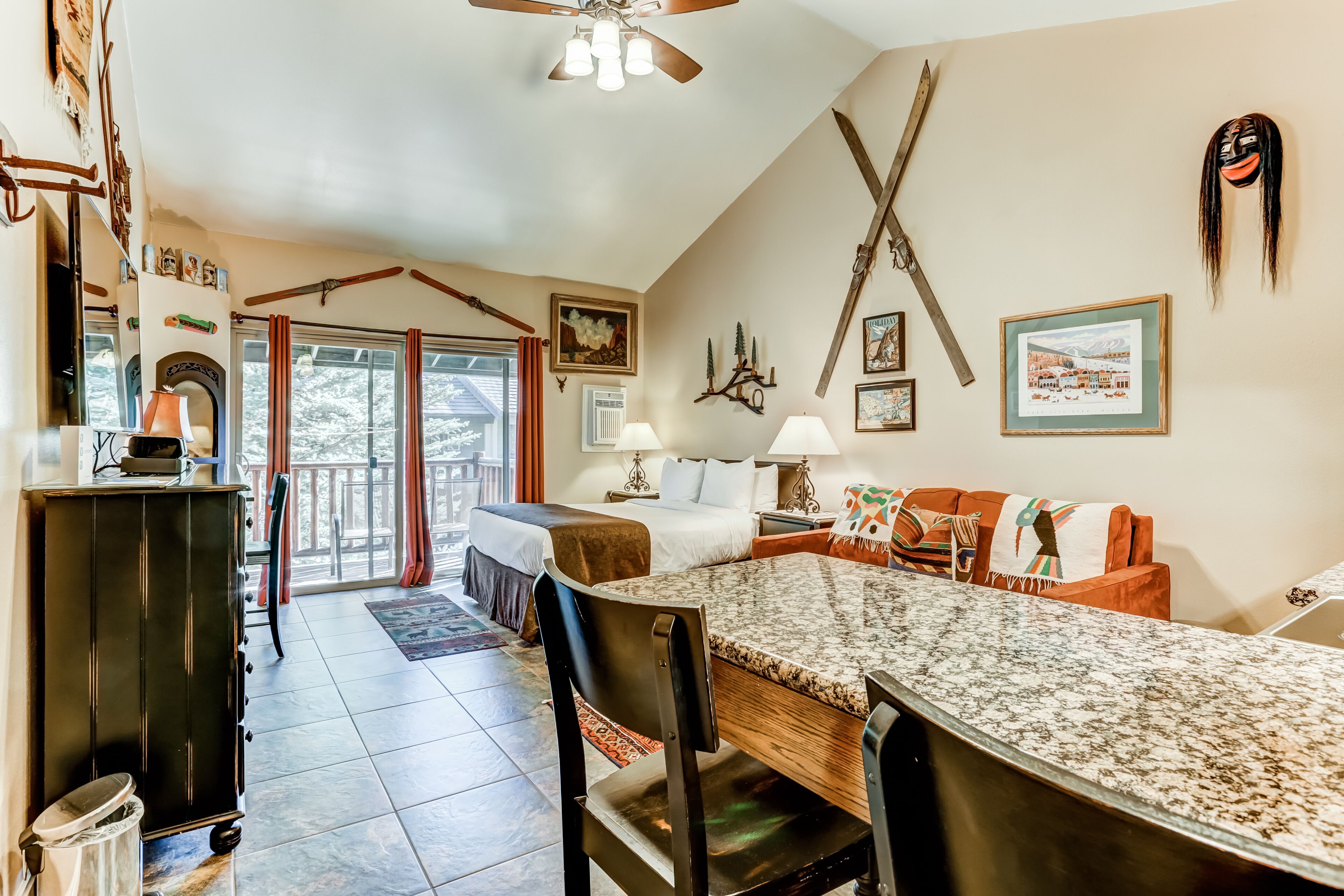 Charming condo with a full kitchen, pool, & hot tub - perfect for Snowbirds