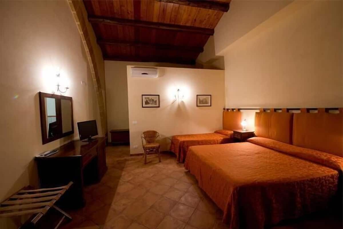 Habitación triple Confort, vista al resort | Minibar, escritorio, insonorización y ropa de cama
