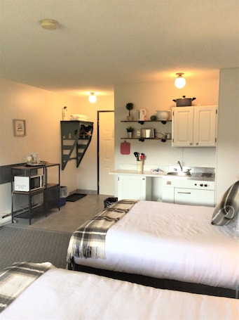 2 Beds with Kitchenette - no pets | Private kitchenette | Mini-fridge, microwave, coffee/tea maker