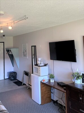 1 Queen Main Floor No Pets | Blackout curtains, free WiFi, bed sheets - Christina Lake Motel and RV Park (Christina Lake)
