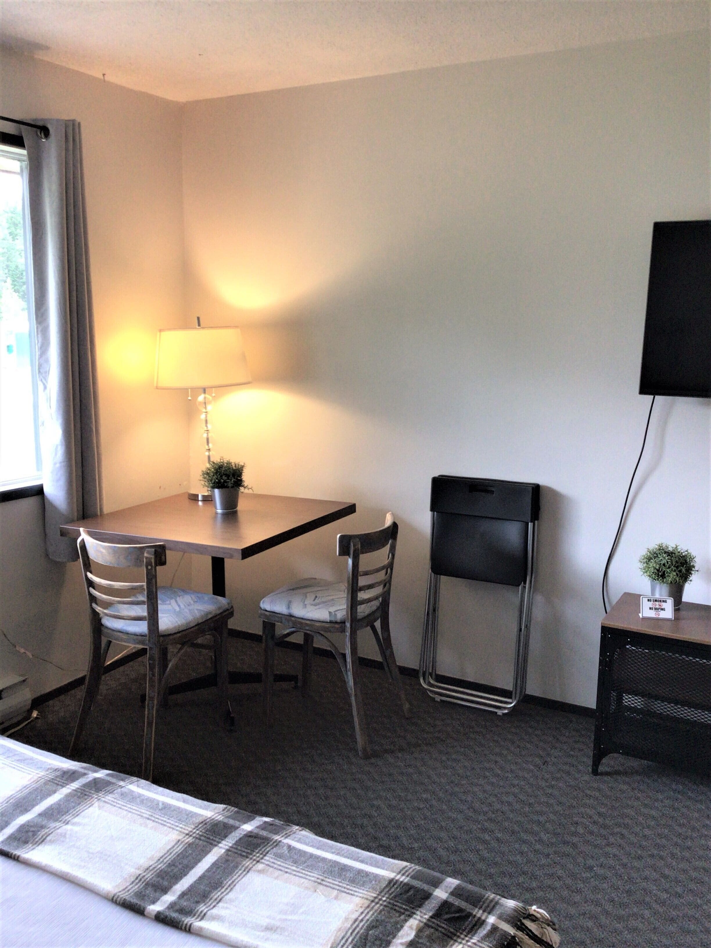 Quarto quádruplo standard, várias camas | Área de estar | TV de tela plana 43 polegadas com canais a cabo, TV