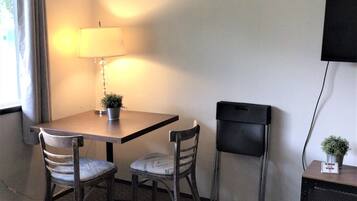 Quarto quádruplo standard, várias camas | Área de estar | TV de tela plana 43 polegadas com canais a cabo, TV