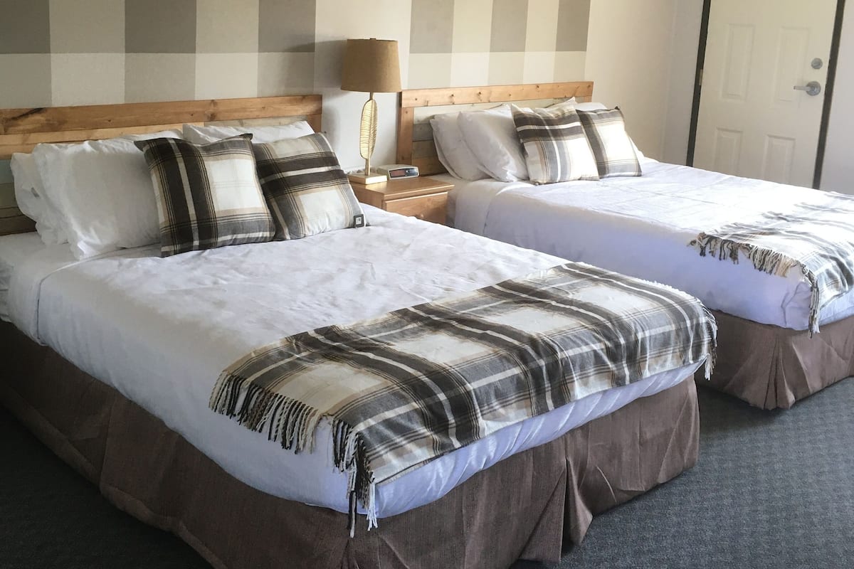 2 Queen Beds, Ground Floor, No Pets, 2QG | Blackout curtains, free WiFi, bed sheets