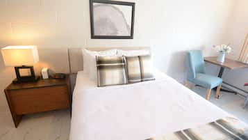 1 Queen - Building B - B1Q | Blackout curtains, free WiFi, bed sheets