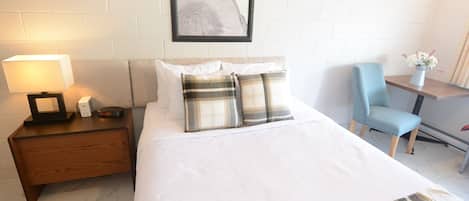 1 Queen - Building B - B1Q | Blackout drapes, free WiFi, bed sheets