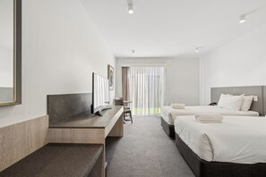 Habitación de hotel con cama, escritorio y silla.