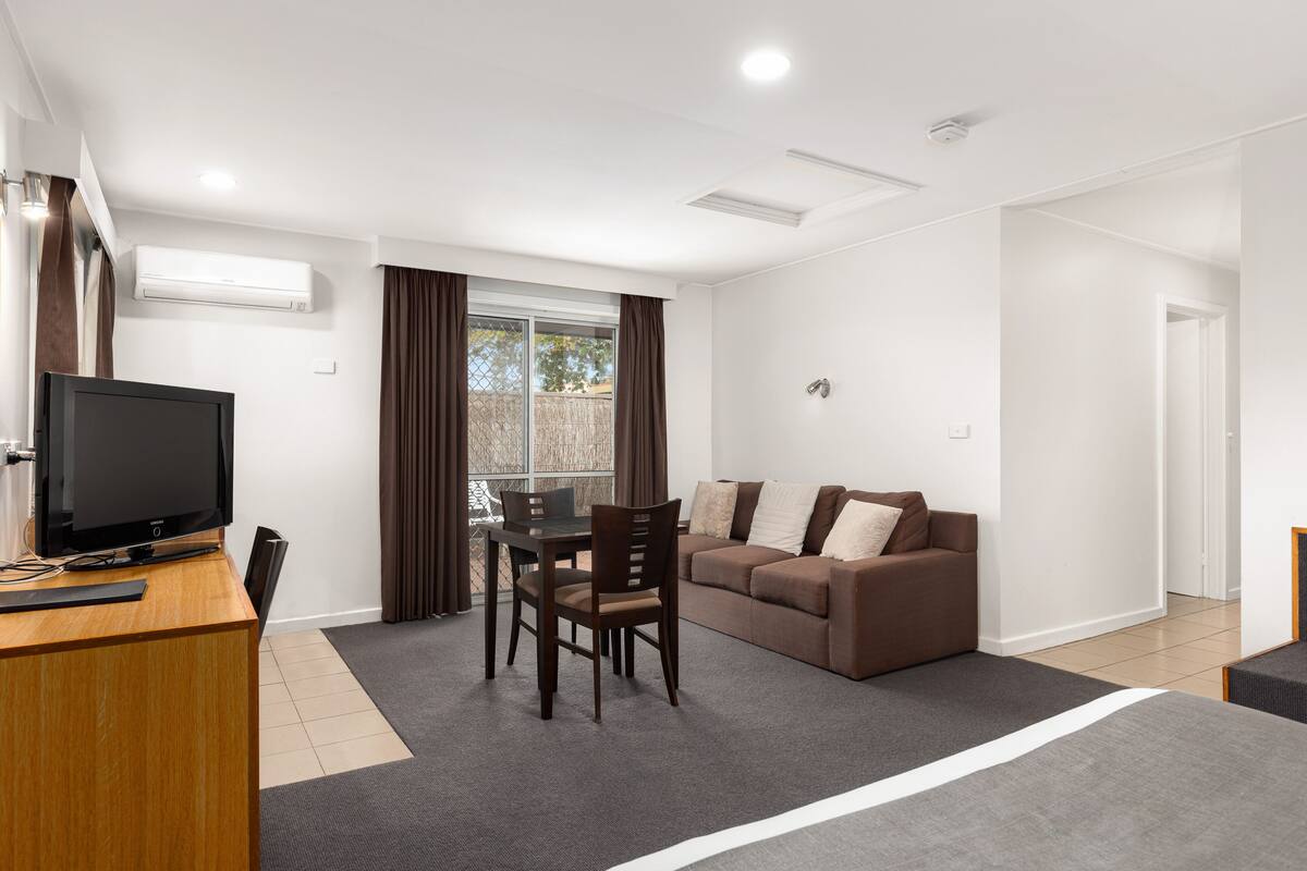 Minibar, iron/ironing board, WiFi (free), bed sheets