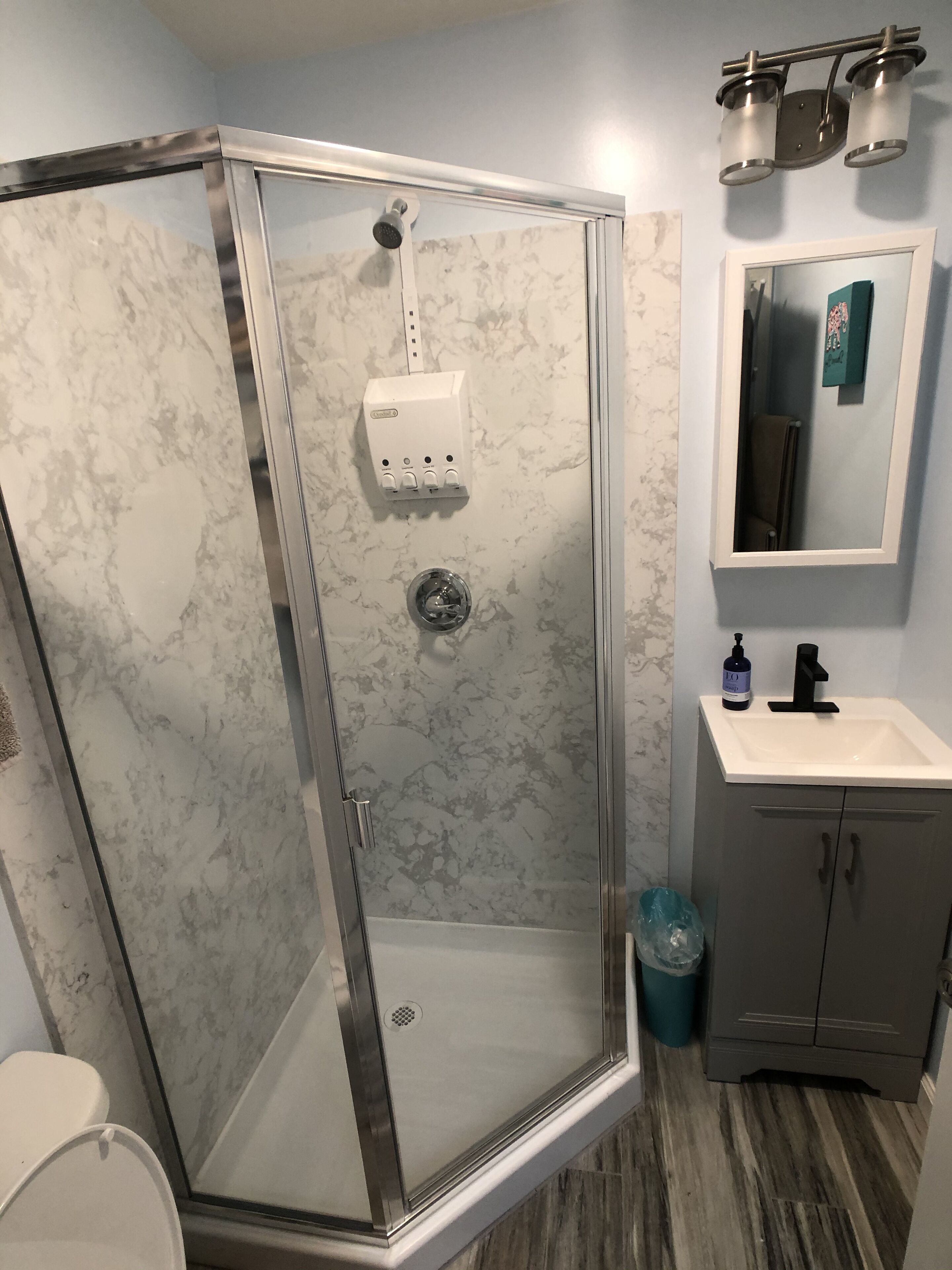 Douche, sèche-cheveux, serviettes fournies, savon