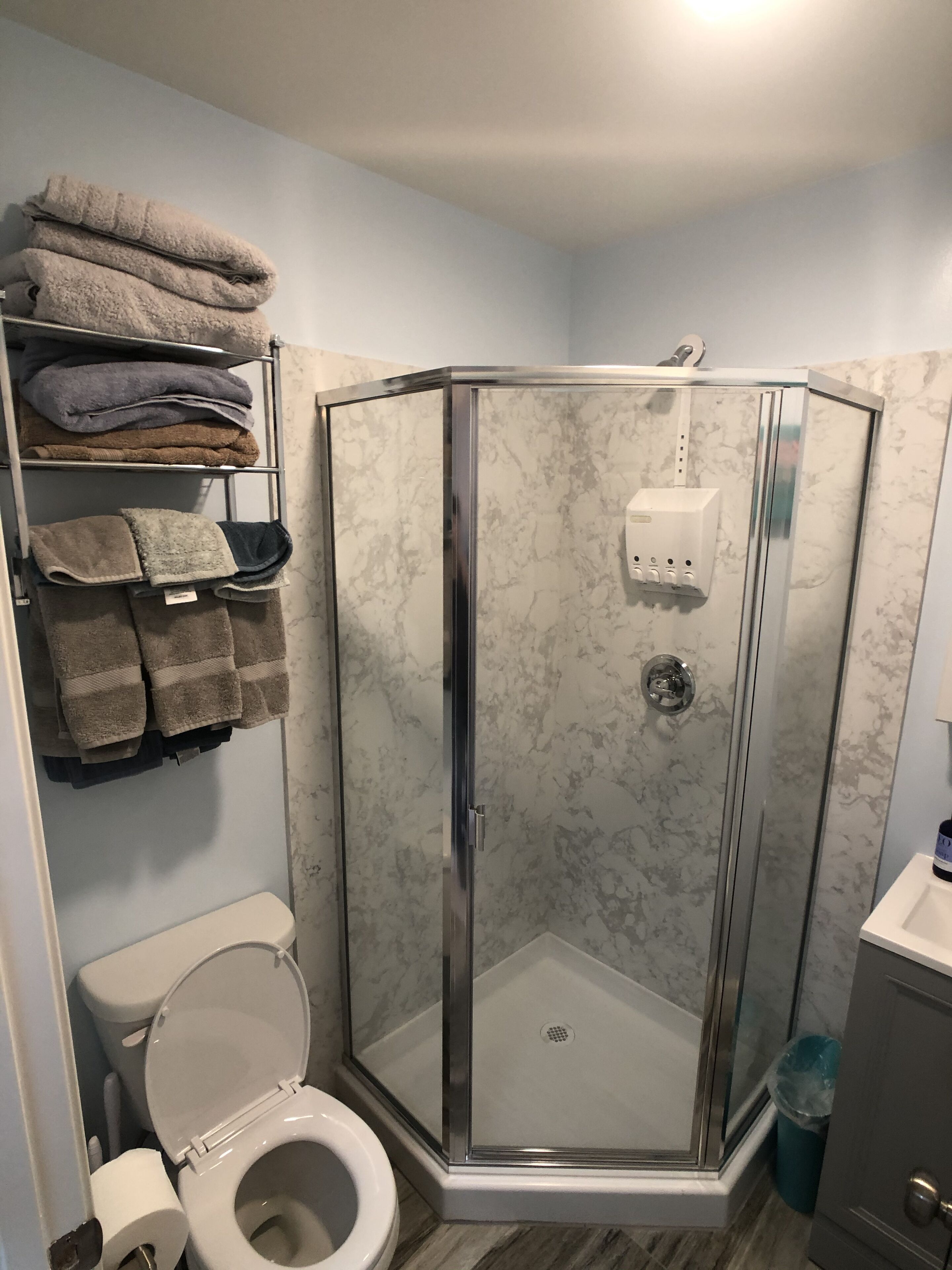 Dusche, Haartrockner, Handtücher, Seife