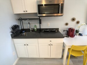 ثلاجة، ميكروويف، موقد طهي مسطح، ماكينة لصنع القهوة/الشاي