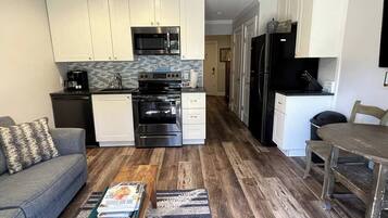 Jääkaappi, mikroaaltouuni, uuni, liesi