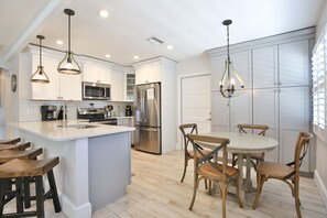 Kjøleskap, mikrobølgeovn, ovn og kokeplater