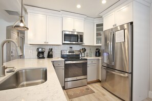 Kjøleskap, mikrobølgeovn, ovn og kokeplater