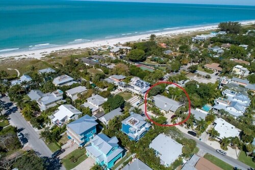 2 bedroom unit, West of Gulf Drive. Only steps to the beach!