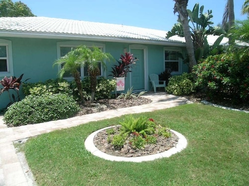 Delightful, comfortable villa just steps from the beach!