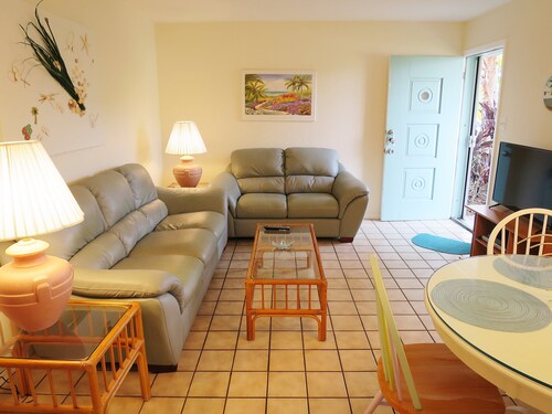Delightful, comfortable villa just steps from the beach!