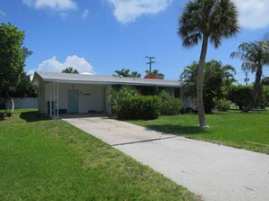 Exterior - Private 2 bedroom, 2 bath ground level cottage west of Gulf Drive! (Holmes Beach)