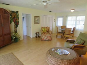 TV - Private 2 bedroom, 2 bath ground level cottage west of Gulf Drive! (Holmes Beach)