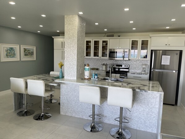 Jääkaappi, mikroaaltouuni, uuni, liesi