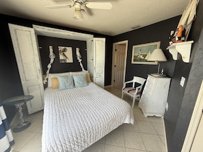 2 bedrooms, WiFi, bed sheets - Lovely gulf view! Walk to beach! (Bradenton Beach)
