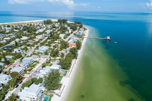 Beach nearby - Luxury 4 bedroom, 3 bath private home with a heated pool in the heart of Anna Maria. (Anna Maria)