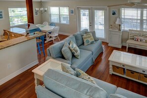 TV - Luxury 4 bedroom, 3 bath private home with a heated pool in the heart of Anna Maria. (Anna Maria)