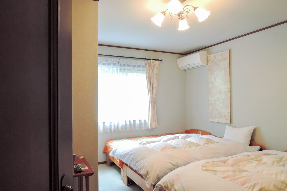Twin Room, Non Smoking, Shared Bathroom