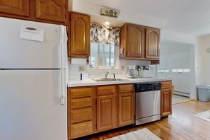 Fridge, microwave, stovetop, dishwasher