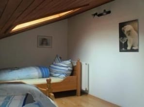2 bedrooms, iron/ironing board, WiFi