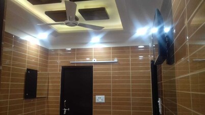 Posh south delhi foreigners place luxury room with kitchen