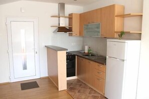 Fridge, oven, stovetop, freezer