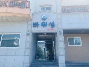 숙박 시설 입구