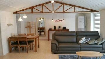 House | Living area | Flat-screen TV