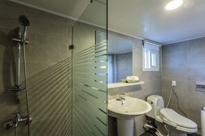 House | Bilik Mandi | Pancuran mandi, pengering rambut, selipar, bidet