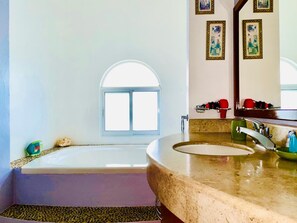 Regadera, tina de hidromasaje, secadora de cabello, toallas 