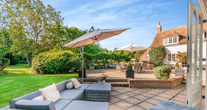 Perry Farm by Bloom Stays - beautiful country farmhouse in quiet location sleeps 14