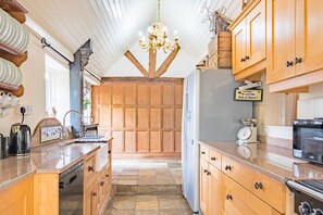 Kühlschrank, Mikrowelle, Ofen, Geschirrspüler