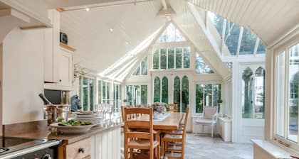 Perry Farm by Bloom Stays - beautiful country farmhouse in quiet location sleeps 14