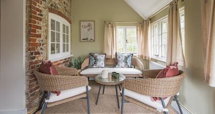 Crow Cottage by Bloom Stays - sleeps 2 guests in 1 bedroom