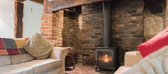 Walnut Tree Cottage - romantic cottage by Bloom Stays in the beautiful Kent countryside