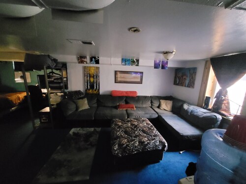 Artistic, clean Lg Basement Studio W/ 24hr Hottub & Lg private yard. City Oasis.