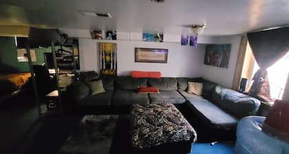 Artistic, clean Lg Basement Studio W/ 24hr Hottub & Lg private yard. City Oasis.
