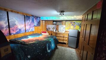 1 slaapkamer, bedden met traagschuimmatras, een bureau