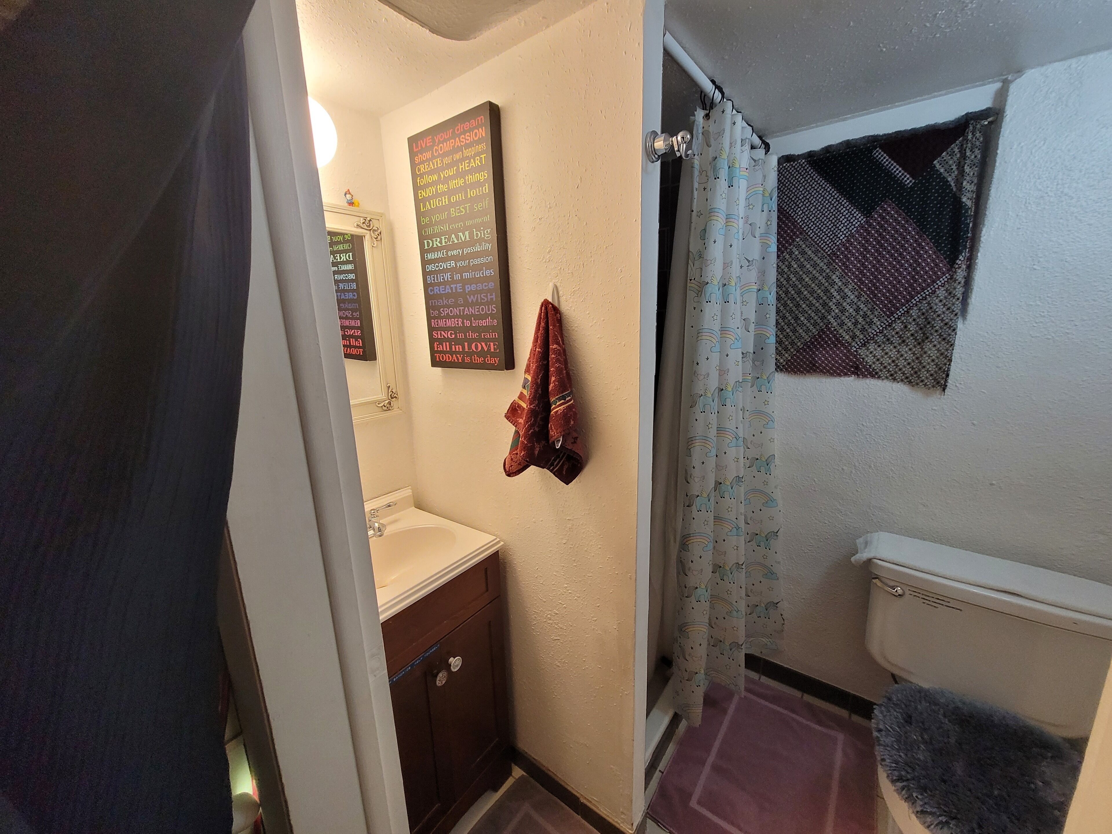 Een douche, een regendouche, een haardroger, handdoeken