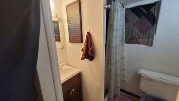 Een douche, een regendouche, een haardroger, handdoeken