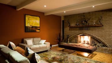 Smart TV, chimenea y estéreo