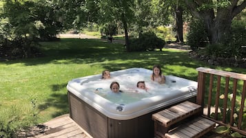 Tina de hidromasaje al aire libre