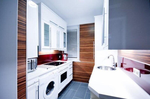 Kühlschrank, Mikrowelle, Ofen, Herdplatte